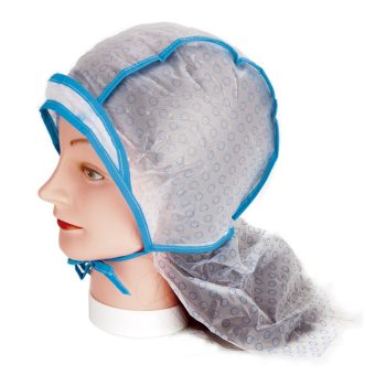 Gorro de ducha transparente con ribetes azules y estampado de círculos colocado en una cabeza de maniquí, con lazo bajo la barbilla y cola suelta en la nuca, fotografía de alta calidad.