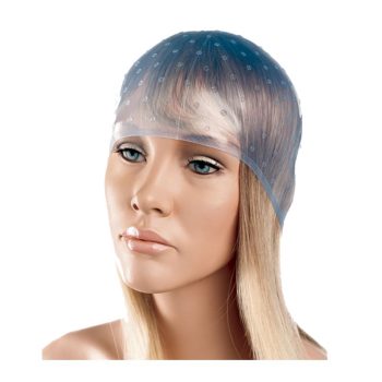 Maniquí realista con cabello rubio largo que lleva un gorro plástico translúcido azul con pequeños puntos para tratamientos capilares, presentado sobre fondo blanco de manera limpia y profesional.