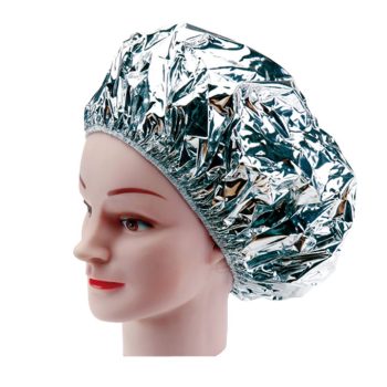 Maniquí con gorro térmico metálico plateado tipo aluminio usado para tratamientos capilares en peluquería.