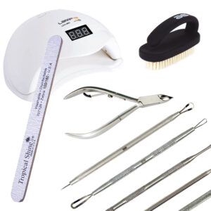 Conjunto de herramientas para uñas y cuidado estético con lámpara UV/LED de pantalla digital, lima, alicates de cutícula, varias herramientas metálicas extractoras y un cepillo de cerdas, pensado para peluquería y mostrado online.