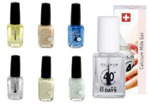 Varios frascos de esmalte de uñas en tonos neutros y azul junto a un frasco de tratamiento transparente con su caja sobre fondo blanco, preparados para uso en peluquería.
