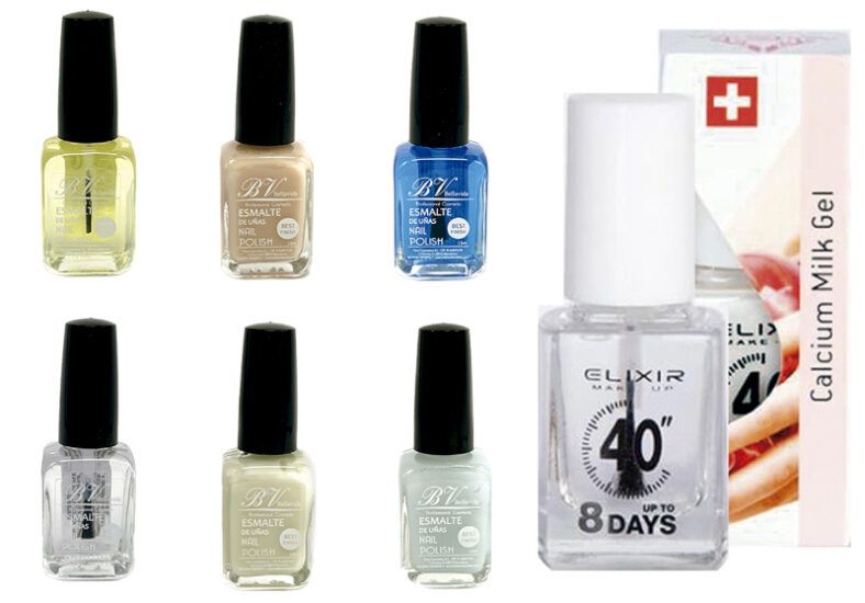 Varios frascos de esmalte de uñas en tonos neutros y azul junto a un frasco de tratamiento transparente con su caja sobre fondo blanco, preparados para uso en peluquería.