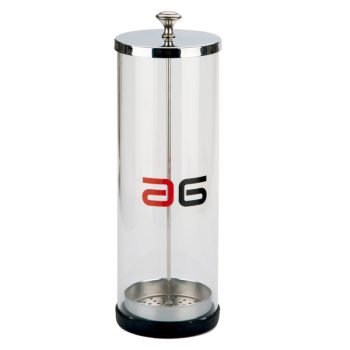 Recipiente cilíndrico transparente con tapa y base metálicas, varilla central y bandeja perforada en la base, con un logotipo rojo y negro en el frontal, presentado como accesorio de peluquería.
