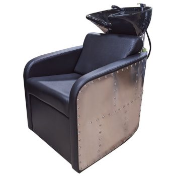 Silla lavacabezas de salón con asiento acolchado negro y respaldo reclinable, cuenca cerámica negra brillante y panel lateral metálico remachado de estilo moderno, aspecto de 'alta calidad'.