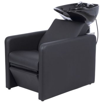 Silla lavacabezas negra acolchada con respaldo reclinado, reposabrazos amplios y lavabo cerámico brillante integrado, diseño ergonómico para salones que transmite alta calidad y resulta útil para servicios de lavado y peinado.