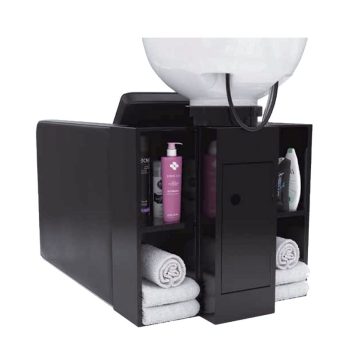 Mueble negro de salón para lavado con lavabo blanco encima y compartimentos abiertos que muestran toallas enrolladas y botellas de champú y productos, diseñado para uso 'profesional'.