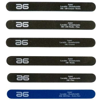 Siete limas de uñas rectangulares con extremos redondeados apiladas verticalmente sobre fondo claro, seis de color negro y una azul en la parte inferior, con un logotipo blanco en el extremo izquierdo y texto pequeño en el lado derecho, diseñadas para uso profesional y de alta calidad.