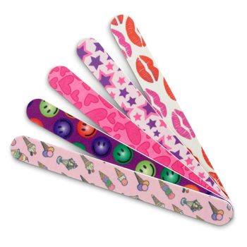 Juego de limas de uñas con acabado profesional y diseños coloridos de labios, estrellas, corazones, caritas sonrientes y conos de helado dispuestas en abanico sobre fondo blanco.