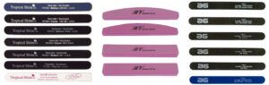 Varias limas de uñas alineadas en tres columnas con formas rectas, curvas y de bloque en colores negro, rosa, blanco y azul, mostrando superficies abrasivas y marcaje de granos para uso en manicura por profesionales.