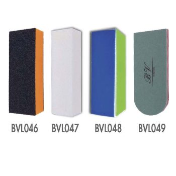 Cuatro bloques y limas para manicura en fila: un bloque negro con cara áspera y lateral naranja, un bloque blanco rectangular, un bloque azul con caras verdes y blancas, y una lima gris de punta redondeada, todos diseñados para acabado y pulido profesional.
