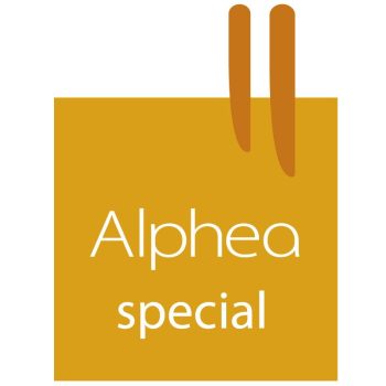 Cartel cuadrado de fondo mostaza con dos tiras marrones en la parte superior y el texto blanco "Alphea special" en tipografía minimalista, evocando un estilo profesional.