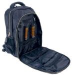 Mochila urbana negra con cremalleras doradas y diseño innovador