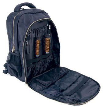 Mochila negra abierta con compartimentos organizadores, cremallera dorada, bolsillos elásticos y dos cepillos redondos naranja en el interior, diseñada para uso 'profesional'.