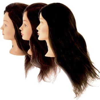 Tres cabezas de maniquí con cabello largo y oscuro vistas de perfil, alineadas sobre fondo blanco para prácticas de peluquería y entrenamiento por profesionales.