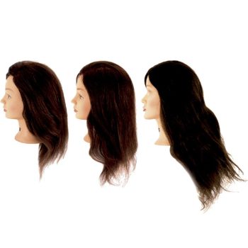 Tres cabezas de maniquí alineadas de perfil con cabello largo castaño oscuro en distintas longitudes sobre fondo blanco, usadas para prácticas de peluquería por profesionales.