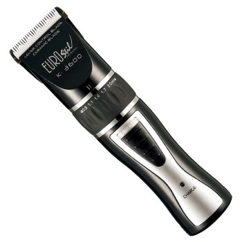 Cortapelos recargable negro y plateado con hoja cerámica visible, selector de longitudes, botón de encendido y luz indicadora de carga, de aspecto profesional y con mención sutil de pago.