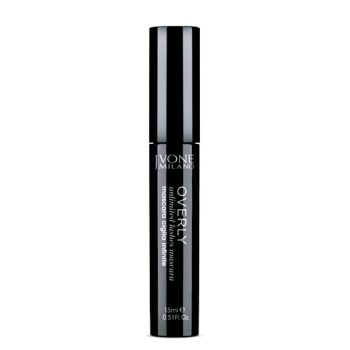 Envase de rímel negro brillante de diseño alargado y elegante con rotulación blanca visible que transmite un acabado profesional.