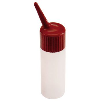 Botella exprimible de plástico translúcido con tapa rosca y pico aplicador rojo, típica de peluquería para dosificar tintes y productos líquidos.