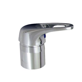 Maneta monomando cromada para grifo con acabado reflectante y diseño ergonómico de alta calidad.