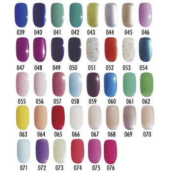 Paleta de muestras de esmaltes en uñas postizas organizadas en filas que muestran una amplia gama de colores y acabados (brillo, metálico y purpurina) para elegir estilo en peluquería.
