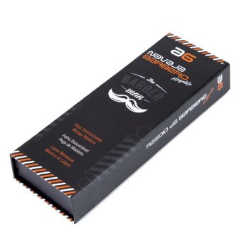 Caja rectangular negra de embalaje para navaja de barbero plegable con logotipo de bigote, tipografía en blanco y naranja y franjas diagonales que transmite apariencia de alta calidad.