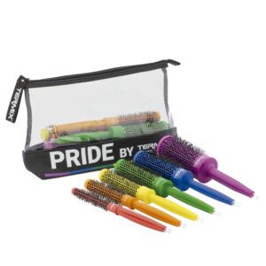 Estuche transparente con seis cepillos redondos térmicos en colores del arcoíris colocados frente a una bolsa con la palabra PRIDE, accesorios de peluquería.