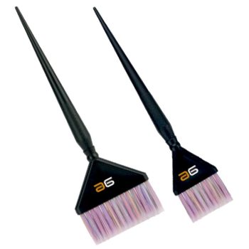 Dos brochas aplicadoras de tintura para cabello con mango largo negro y cabezal triangular con cerdas iridiscentes en tonos lila en dos tamaños, diseño profesional y apariencia de calidad.