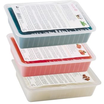 Tres bandejas rectangulares apiladas de plástico transparente con tapas que contienen bloques gelatinosos o de cera en verde azulado, rojo y blanco y etiquetas superiores impresas con pequeñas ilustraciones de frutas y nueces, imagen limpia y descriptiva que destaca como la mejor opción.