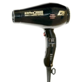 Secador de pelo de mano negro con acabado brillante, boquilla estrecha, controles en el mango y gancho para colgar, diseñado para uso profesional y ofreciendo una solución práctica para el secado y peinado.