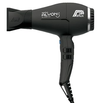 Secador de pelo negro profesional con boquilla concentradora, mango ergonómico con botones laterales y cable reforzado, diseño compacto y acabado mate que transmite alta calidad.