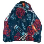 Capa de barbería estilo tatuaje con rosas rojas, navaja, máquina y cráneo, diseño innovador