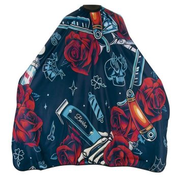Capa para peluquería de 'alta calidad' con fondo azul marino y diseño tipo tatuaje que incluye grandes rosas rojas, navajas de barbero y máquina cortapelos, calavera y motivos clásicos de barbería.