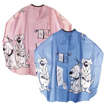 Capas de peluquería infantiles rosa y azul con estampado de perros caricatura, con peine, tijeras, espejo y toalla impresos sobre tela brillante de alta calidad.