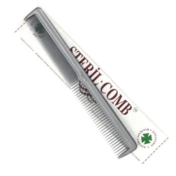 Peine metálico esterilizable de dientes finos sobre un embalaje blanco con texto visible, ideal para uso en 'peluquería'.