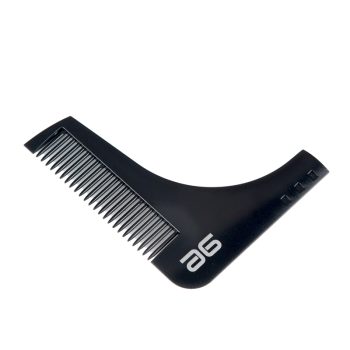 Peine negro en forma de V con dientes finos y base curvada de plástico de acabado mate, ideal para uso profesional en peluquería y fácil de adquirir.