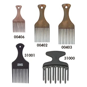 Varias horquillas tipo afro y peines de mango corto en diferentes tamaños y colores colocados sobre fondo blanco, presentando diseño ergonómico y aspecto de alta calidad.