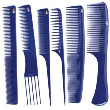 Seis peines plásticos azules de distintos tamaños y formas, con dientes finos, anchos y colas, alineados verticalmente sobre fondo blanco como herramienta de peluquería.