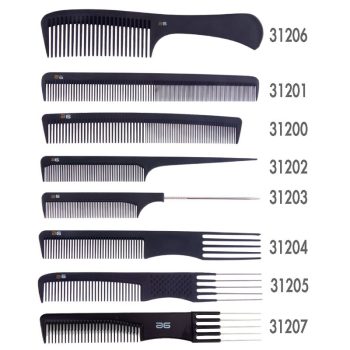 Set de peines negros dispuestos en fila que incluye modelos de punta de cola, de dientes finos y anchos, peines con púas metálicas tipo pick y con mangos y formas variadas para peluquería y peinado, alta calidad.