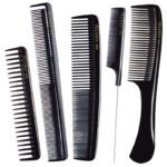 Conjunto de cinco peines negros sobre fondo blanco, con variedad de dientes finos y anchos, un peine de cola metálica y un mango ergonómico, presentados como herramientas de peinado profesional.