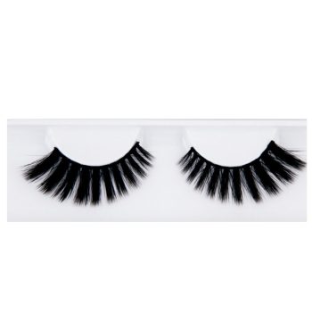 Pestañas postizas negras y voluminosas colocadas en una bandeja blanca, diseñadas para realzar miradas en peluquería y maquillaje de noche.
