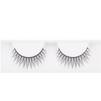 Par de pestañas postizas negras en bandeja blanca, con diseño en abanico y puntas definidas que ofrecen un aspecto natural y 'alta calidad' para realzar la mirada.