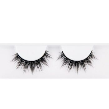 Par de pestañas postizas negras, largas y tupidas colocadas en una bandeja blanca, ideales para maquillaje y peluquería profesional.