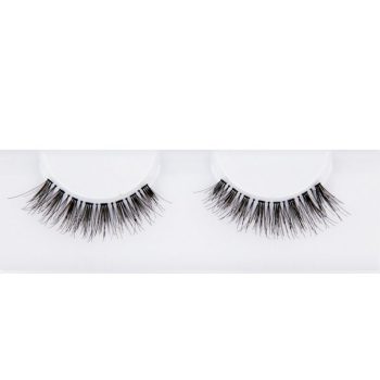 Par de pestañas postizas negras en bandeja blanca, con mechones espaciados y efecto natural, ideal para peluquería y como opción para realzar la mirada.