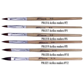 Seis pinceles para acrílico con mangos de madera claros, virolas plateadas y puntas puntiagudas dispuestos en fila horizontal, formando un kit completo y de alta calidad ideal para pintura detallada y trabajos de precisión.