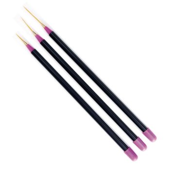 Tres pinceles finos alineados en diagonal con mangos negros, puntas doradas y tapones rosados sobre fondo blanco, accesorios de peluquería.