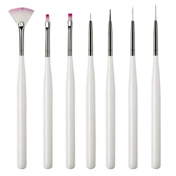 Set de siete pinceles de mango blanco con virolas metálicas y puntas rosas y blancas, que incluyen un pincel abanico y varios pinceles de punta fina para detalles, apropiados para 'peluquería'.