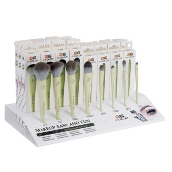 Expositor con varias brochas de maquillaje de mango verde en sus empaques y colocadas en primera fila para rostro y ojos, con ilustración de un ojo maquillado, pensado para uso 'profesional'.