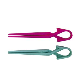 Dos pasadores de plástico para cabello en forma de horquilla, uno fucsia y otro turquesa, con mango en bucle diseñados para un acabado profesional.