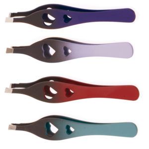 Cuatro pinzas inclinadas de colores con puntas metálicas y recortes en forma de corazón dispuestas en vertical sobre fondo blanco, diseño profesional.