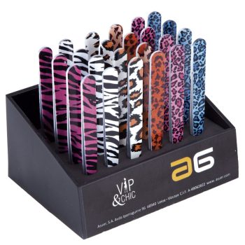 Expositor negro con varias limas de uñas colocadas en filas verticales con estampados de animales (cebra, leopardo y tigre) en colores rosa, blanco, naranja y azul, detalle nítido y apariencia de alta calidad.
